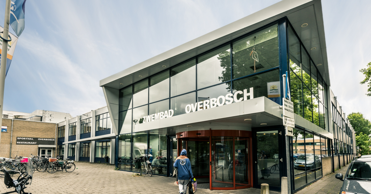 De ingang van Zwembad Overbosch