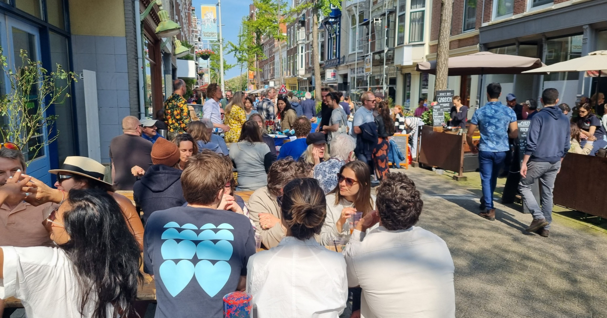 Verschillende mensen op een bankje met elkaar aan de praat 