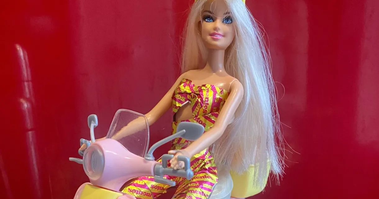 Barbie in recycle kleding op een scooter Barbie in recycle kleding op een scooter
