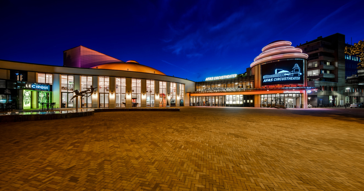 Voorkant van het AFAS Circustheater Scheveningen in de avond 