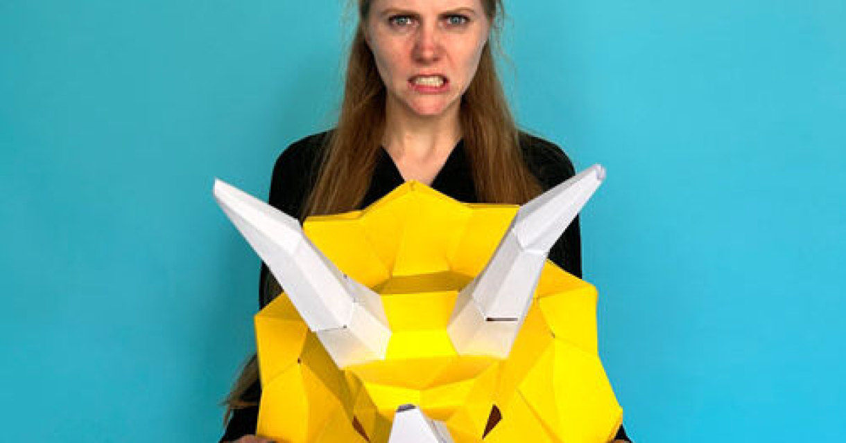 Tessa met papieren Triceratops