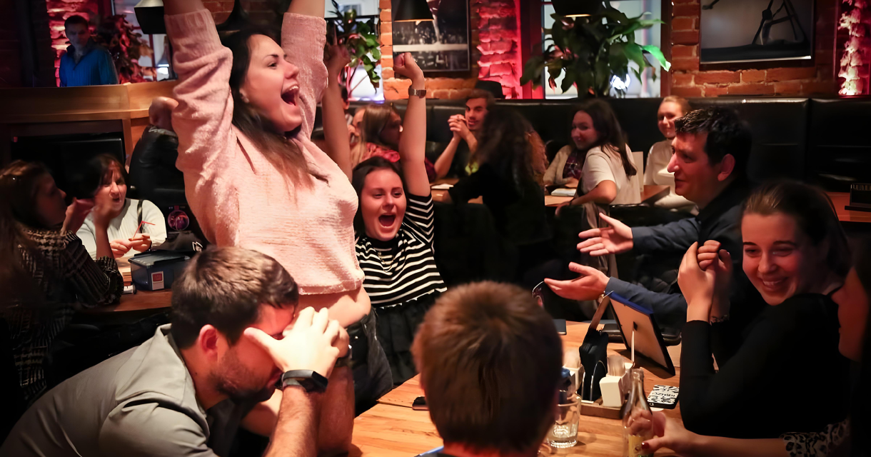 Mensen die deelnemen aan een Pub Quiz 