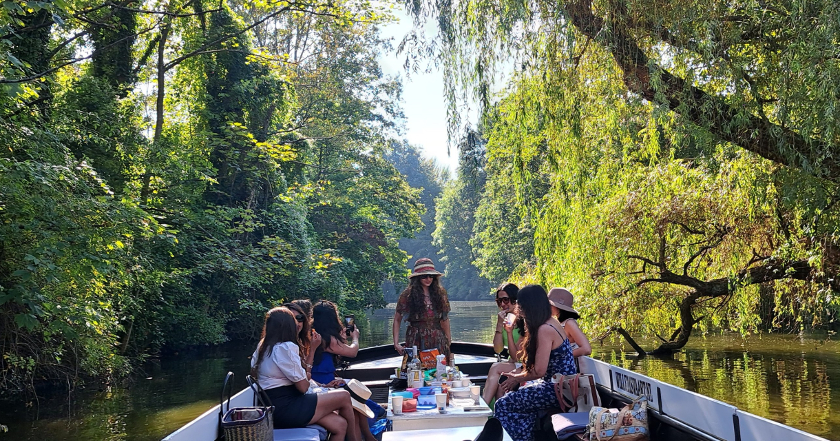 Vrouwen in een boot in het groene Den Haag genietend van een rondvaart.