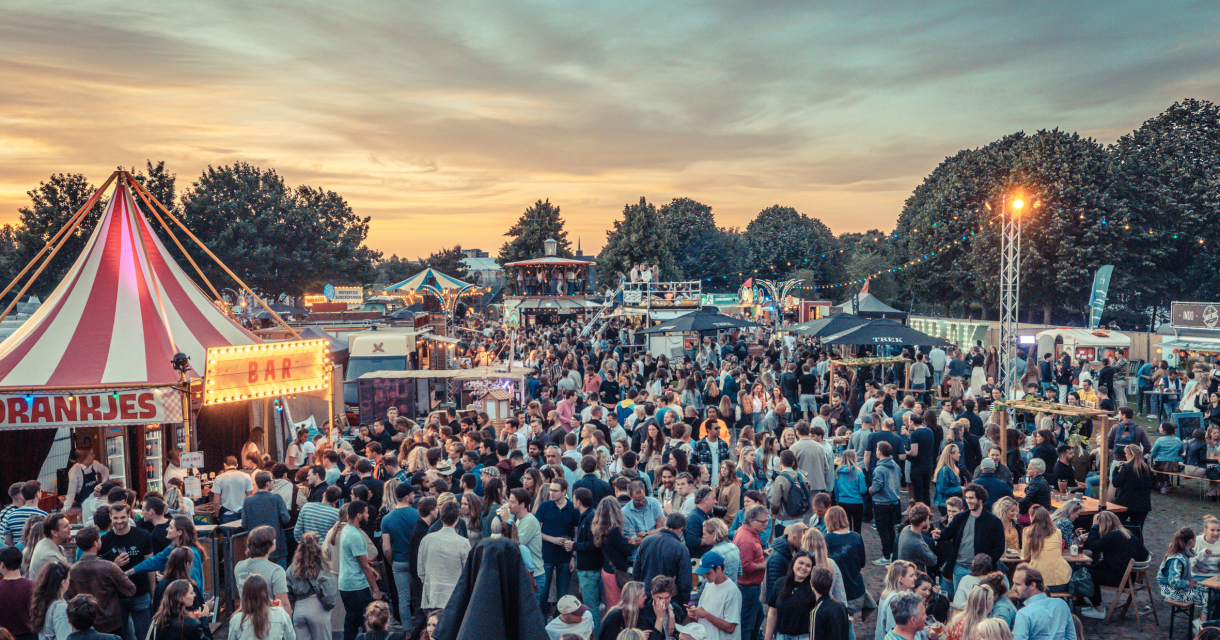 Foto vanaf bovenaf, mensen op festivalterrein Trek - Peter Lodder Fotografie