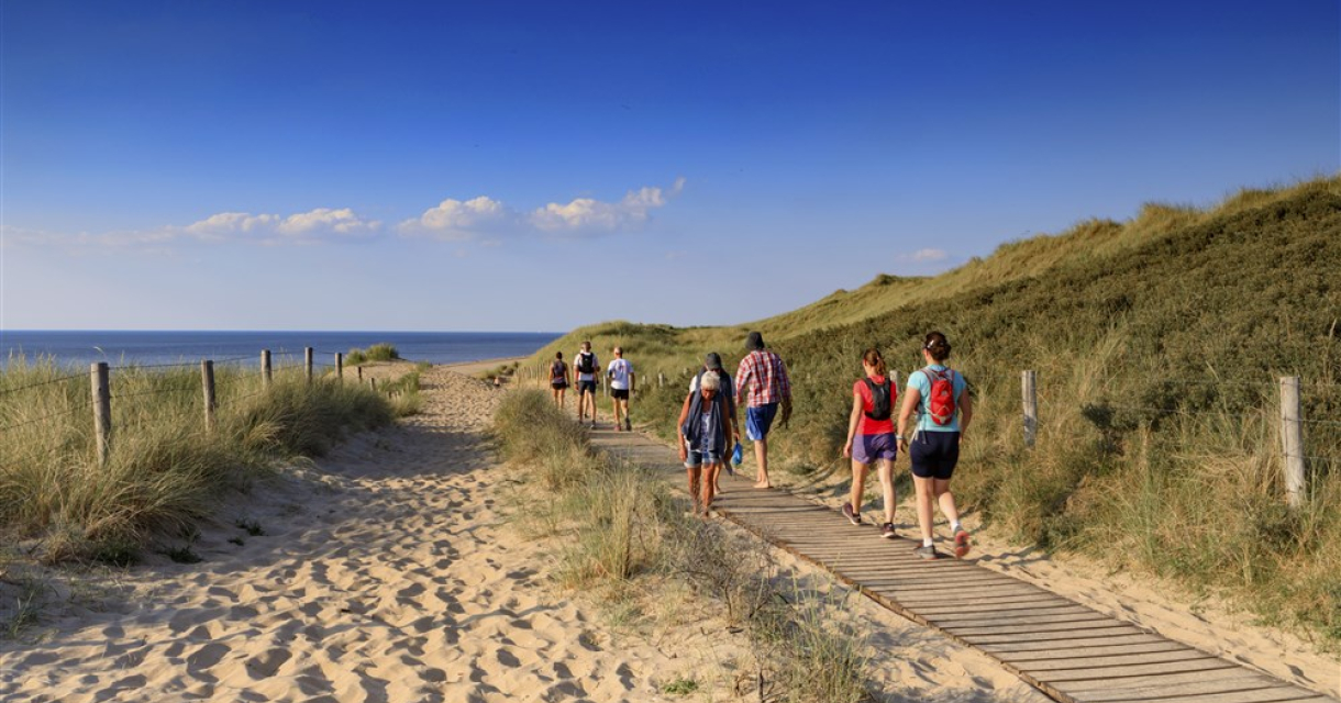 Groep mensen wandelt door de duinen van Scheveningen Groep mensen wandelt door de duinen van Scheveningen