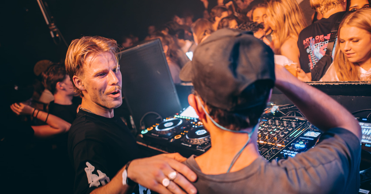 Twee dj's draaien muziek voor het publiek Twee dj's draaien muziek voor het publiek
