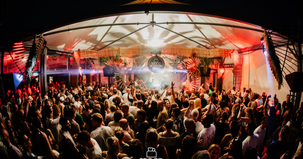Drukbezocht Broodroosterfeest met feestelijke sfeer Drukbezocht Broodroosterfeest met feestelijke sfeer