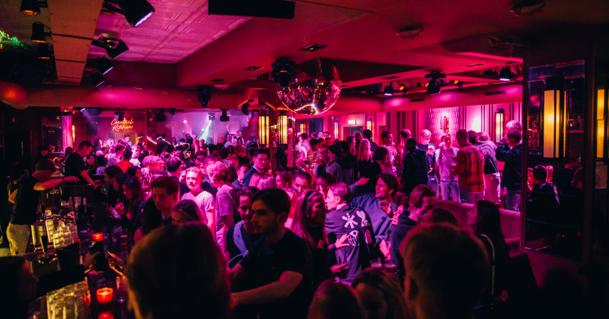 Mensen dansend in een club 