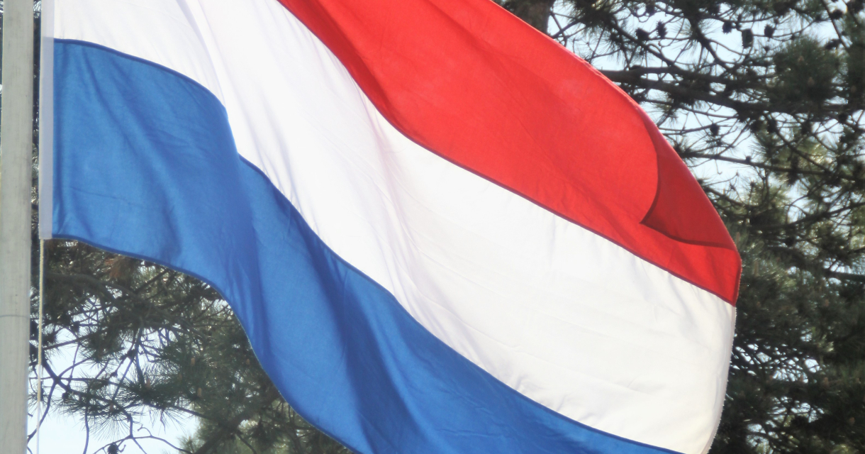 Nederlandse vlag halfstok tijdens Dodenherdenking