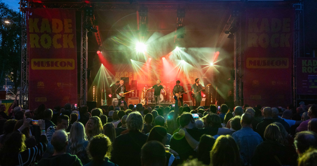 Foto podium Kaderock in de avond - Remco van Oosterom