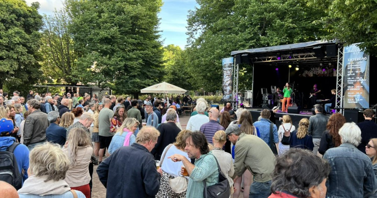 Mensen genieten van live jazzmuziek op het Koningsplein.