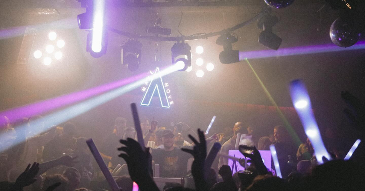 Drukke clubnacht met lichten en dansende menigte (c) Make a Move
