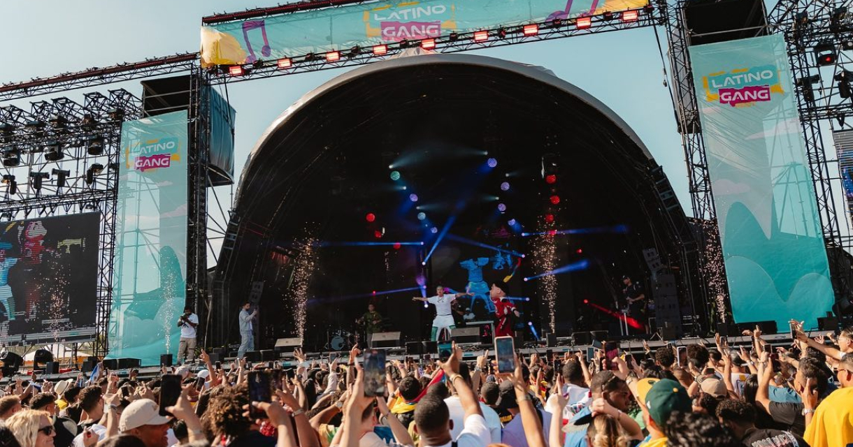 Mensen staan te dansen voor een groot podium (c) Latino gang Festival 