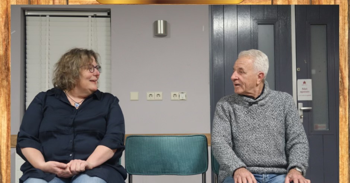 Twee acteurs in gesprek op een lege stoelenset Twee acteurs in gesprek op een lege stoelenset