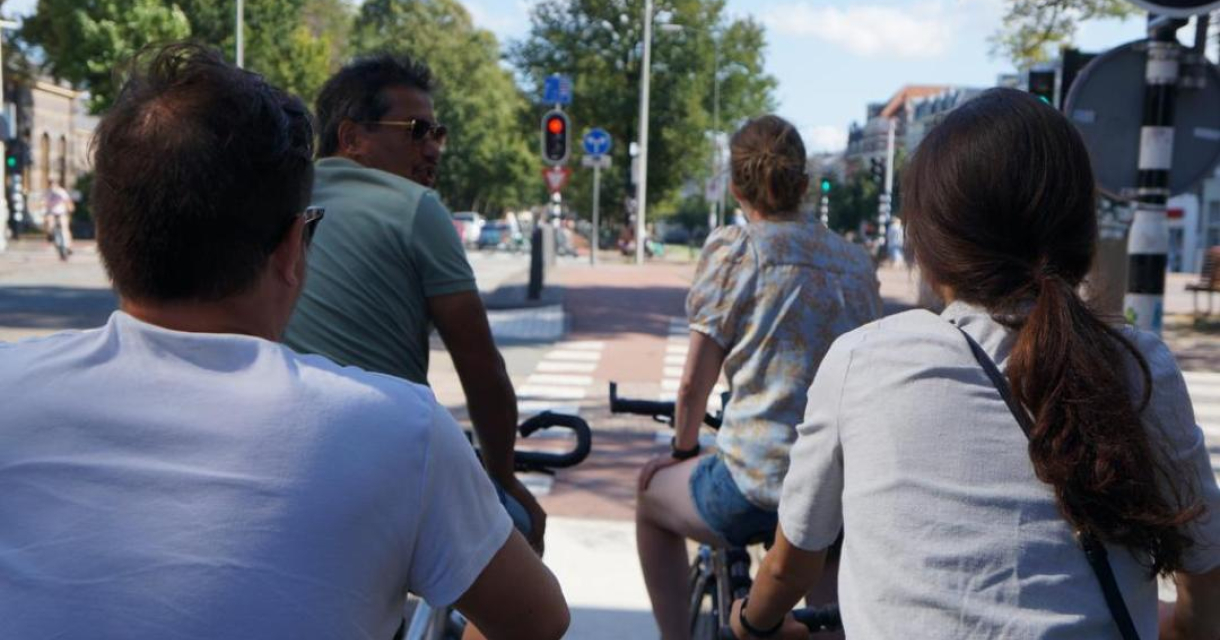 Groep fietsers wacht bij verkeerslicht in Den Haag Groep fietsers wacht bij verkeerslicht in Den Haag
