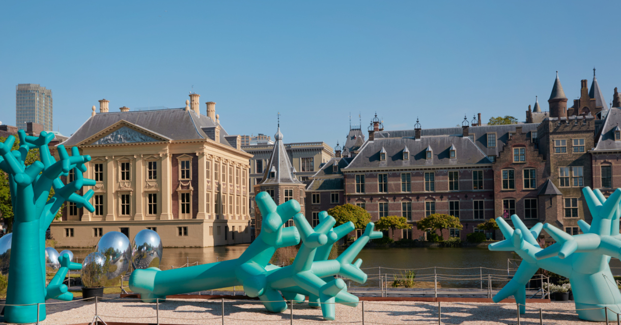 Den Haag Binnenhof met opblaasbare kunst ervoor. Foto: Ronald Smits Den Haag Binnenhof met opblaasbare kunst ervoor. Foto: Ronald Smits