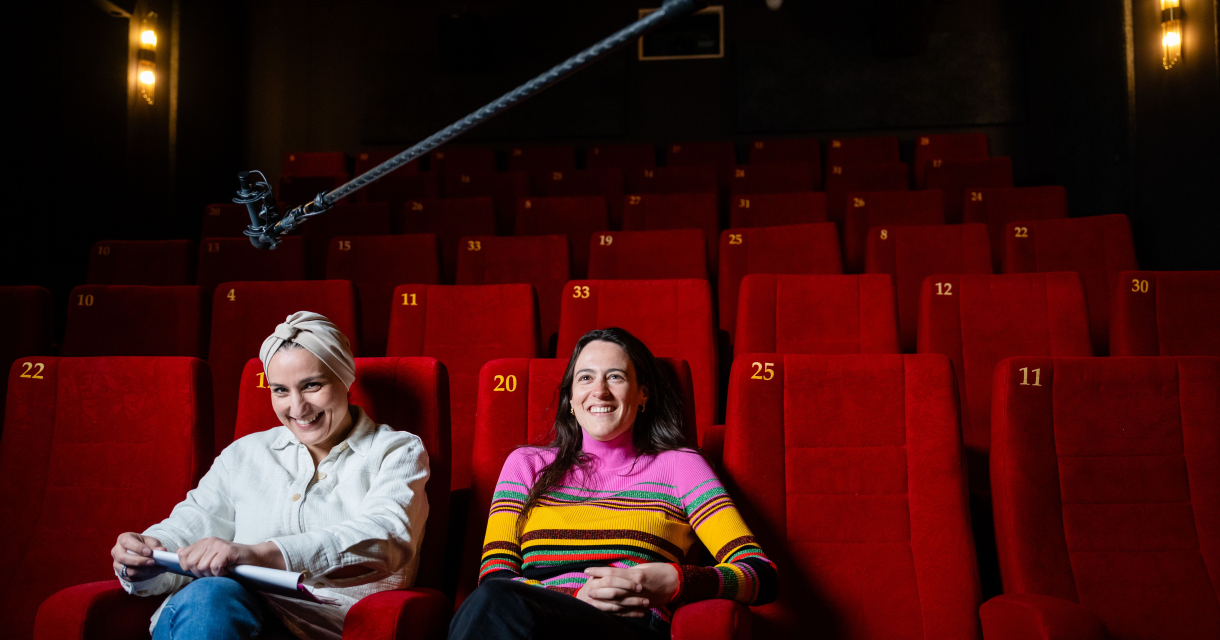 2 meiden in een biosscoopzaal lachend naar de film 2 meiden in een biosscoopzaal lachend naar de film
