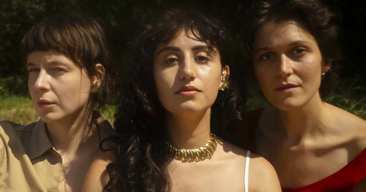 Een trio dat klassieke invloeden verweeft met betoverende, emotioneel geladen indiepop in een intieme sfeer. Een trio dat klassieke invloeden verweeft met betoverende, emotioneel geladen indiepop in een intieme sfeer.