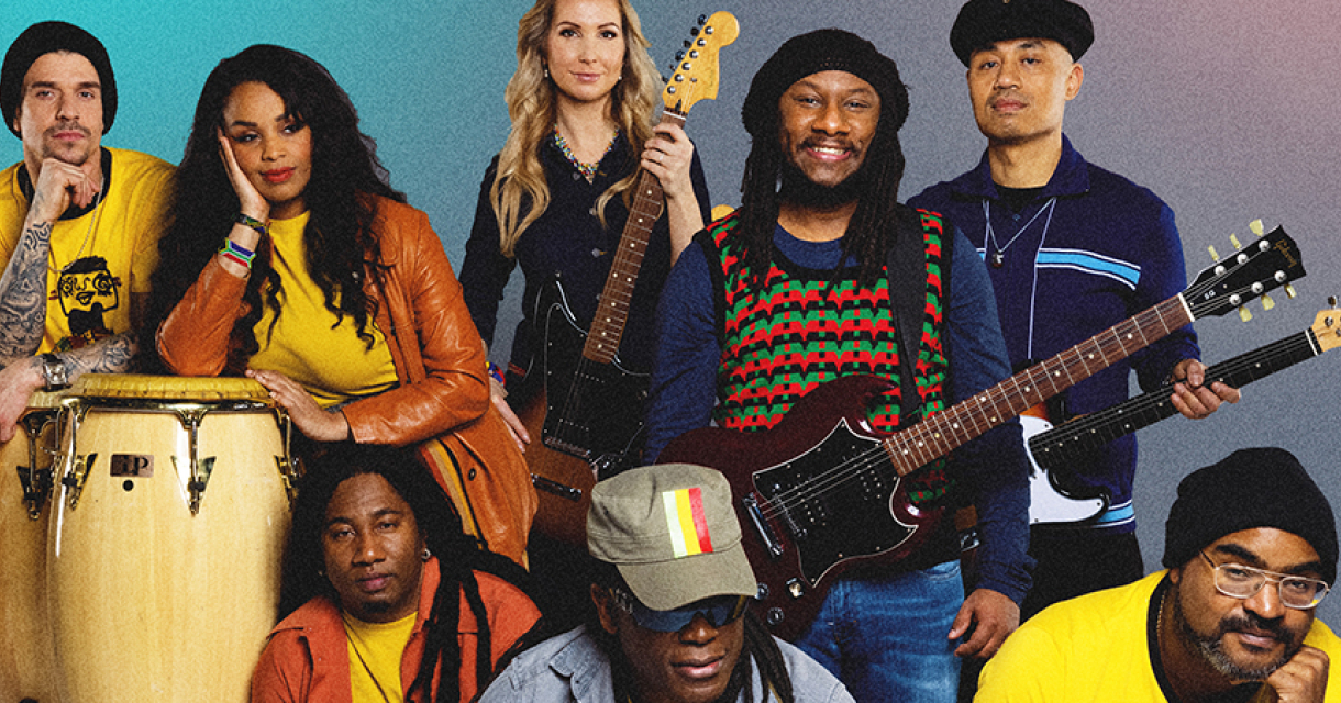 Groepsfoto van Rootsriders ft. Mo Ali, een kleurrijke reggaeformatie met gitaren, percussie en vocalisten, ter ere van Bob Marley’s muziek. Groepsfoto van Rootsriders ft. Mo Ali, een kleurrijke reggaeformatie met gitaren, percussie en vocalisten, ter ere van Bob Marley’s muziek.