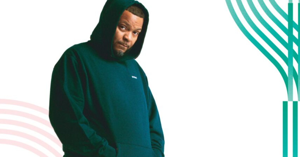 Rapper Hef in groene hoodie oserend met een serieuze blik tegen een witte achtergrond met witte achtergrond met grafische lijnen in groen en rood. Promobeeld voor zijn optreden met het Residentie Orkest tijdens Symphonic Junction. Rapper Hef in groene hoodie oserend met een serieuze blik tegen een witte achtergrond met witte achtergrond met grafische lijnen in groen en rood. Promobeeld voor zijn optreden met het Residentie Orkest tijdens Symphonic Junction.