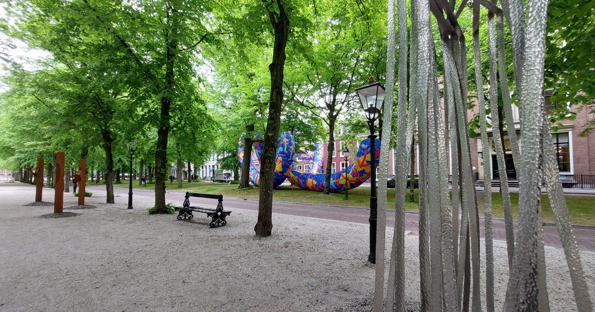 Lange Voorhout met sculpturen en blowUp Art bij Pulchri Studio. Lange Voorhout met sculpturen en blowUp Art bij Pulchri Studio.