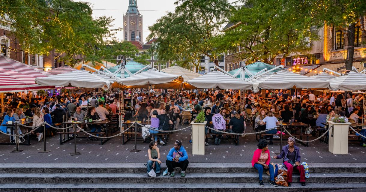 De Grote Markt in Den Haag met volle terrassen in de zomer