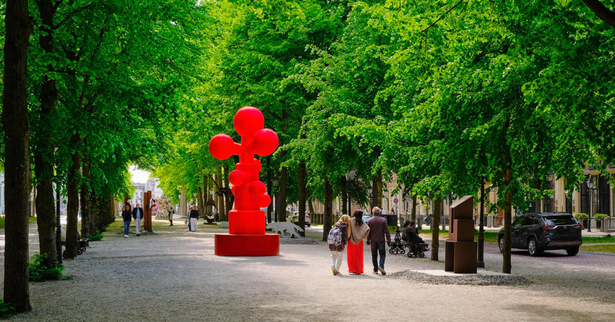 Groot rood kunstwerk op het Lange Voorhout tussen de bomen Groot rood kunstwerk op het Lange Voorhout tussen de bomen