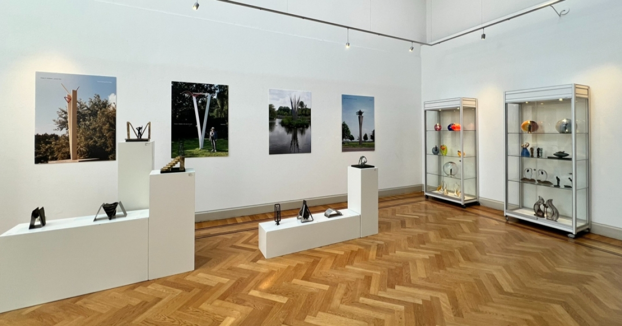 Tentoonstellingsruimte in Pulchri Studio Den Haag met sculpturen en glaskunstwerken van Fredy E. Wubben Tentoonstellingsruimte in Pulchri Studio Den Haag met sculpturen en glaskunstwerken van Fredy E. Wubben