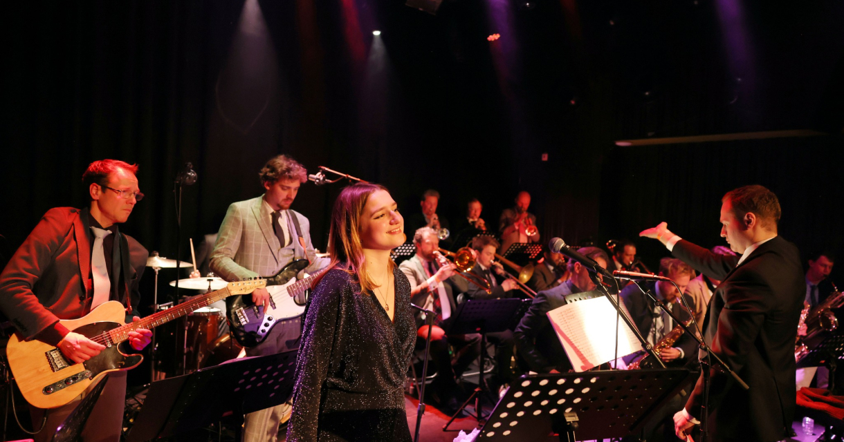 Bigband Keynote Groove Company speelt live met zangeres in spotlight (c) Jan Louis van den Oever Bigband Keynote Groove Company speelt live met zangeres in spotlight (c) Jan Louis van den Oever
