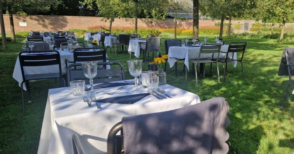 Gedekte tafels in de boomgaard van de Leidsche Tuin, Duivenvoorde Gedekte tafels in de boomgaard van de Leidsche Tuin, Duivenvoorde