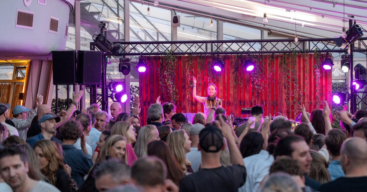 Feestende mensen bij DJ-optreden Feestende mensen bij DJ-optreden