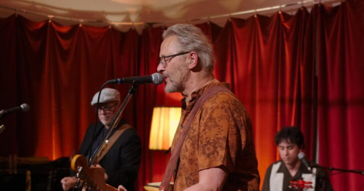 Get Rhythm band spelend met rood gordijn als achtergrond. Get Rhythm band spelend met rood gordijn als achtergrond.