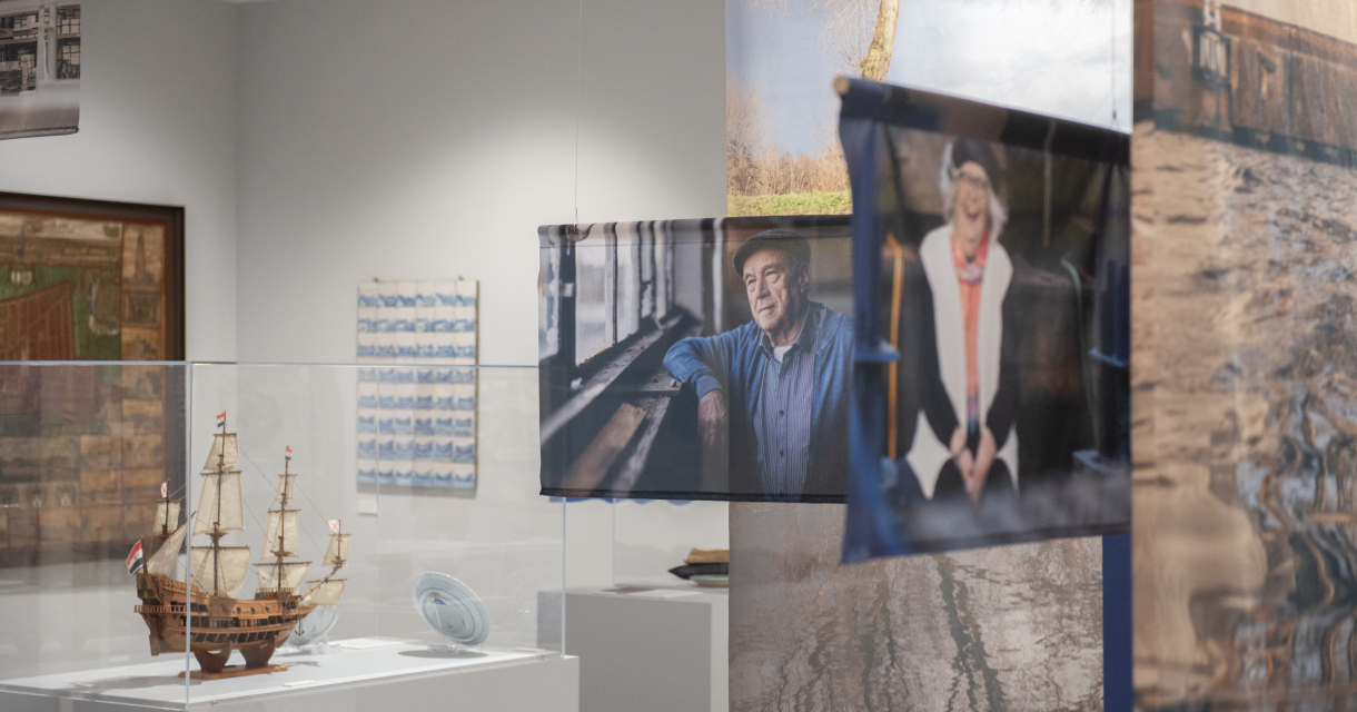 Tentoonstelling met fotoportretten en modelschip Tentoonstelling met fotoportretten en modelschip
