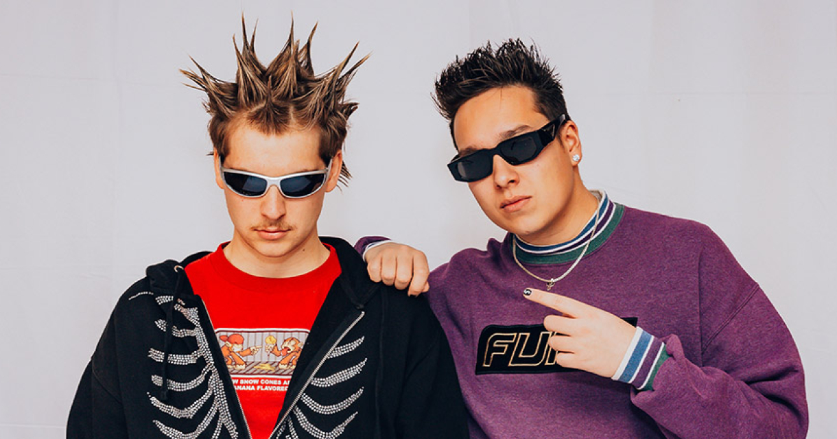 Old School hiphoppers Yoey Valance en Brae poseren met zonnebril en cool look wat past bij hun performance Old School hiphoppers Yoey Valance en Brae poseren met zonnebril en cool look wat past bij hun performance