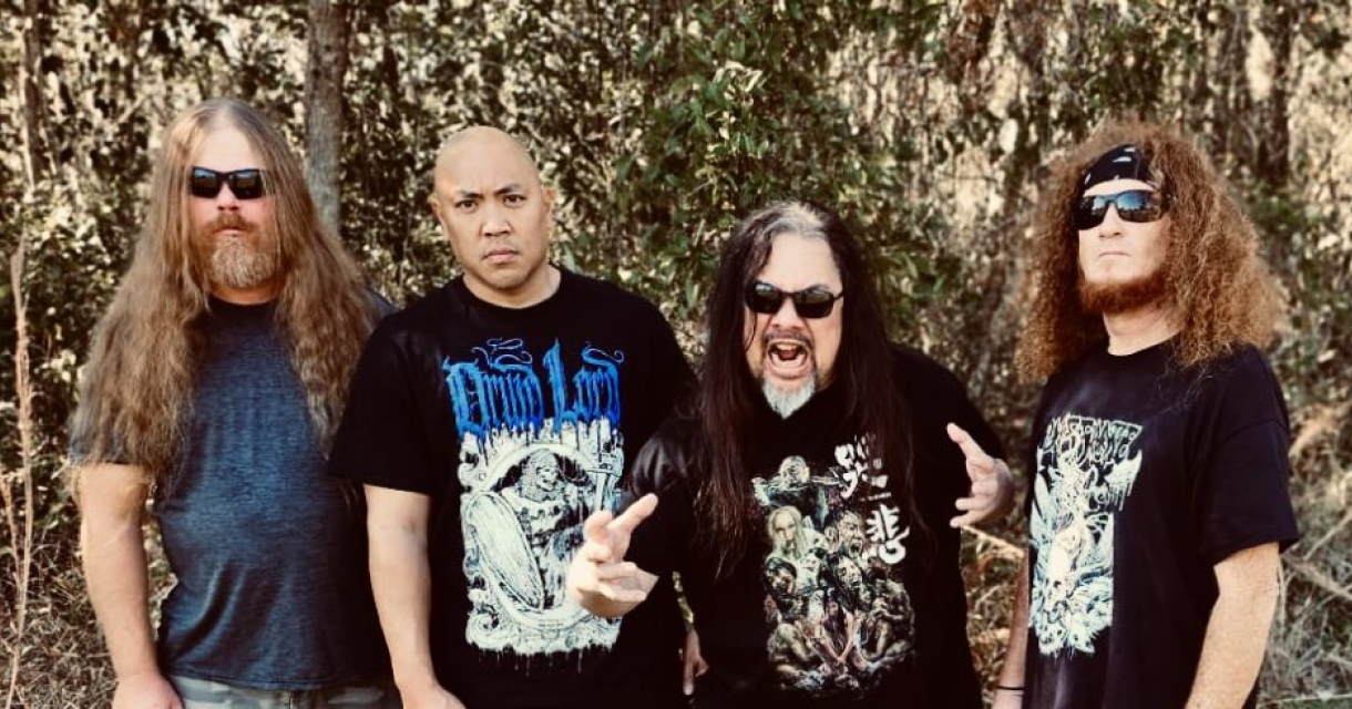 Bandfoto met de bandleden van Massacre in bandshirts en houding die past bij het metal genre. Bandfoto met de bandleden van Massacre in bandshirts en houding die past bij het metal genre.