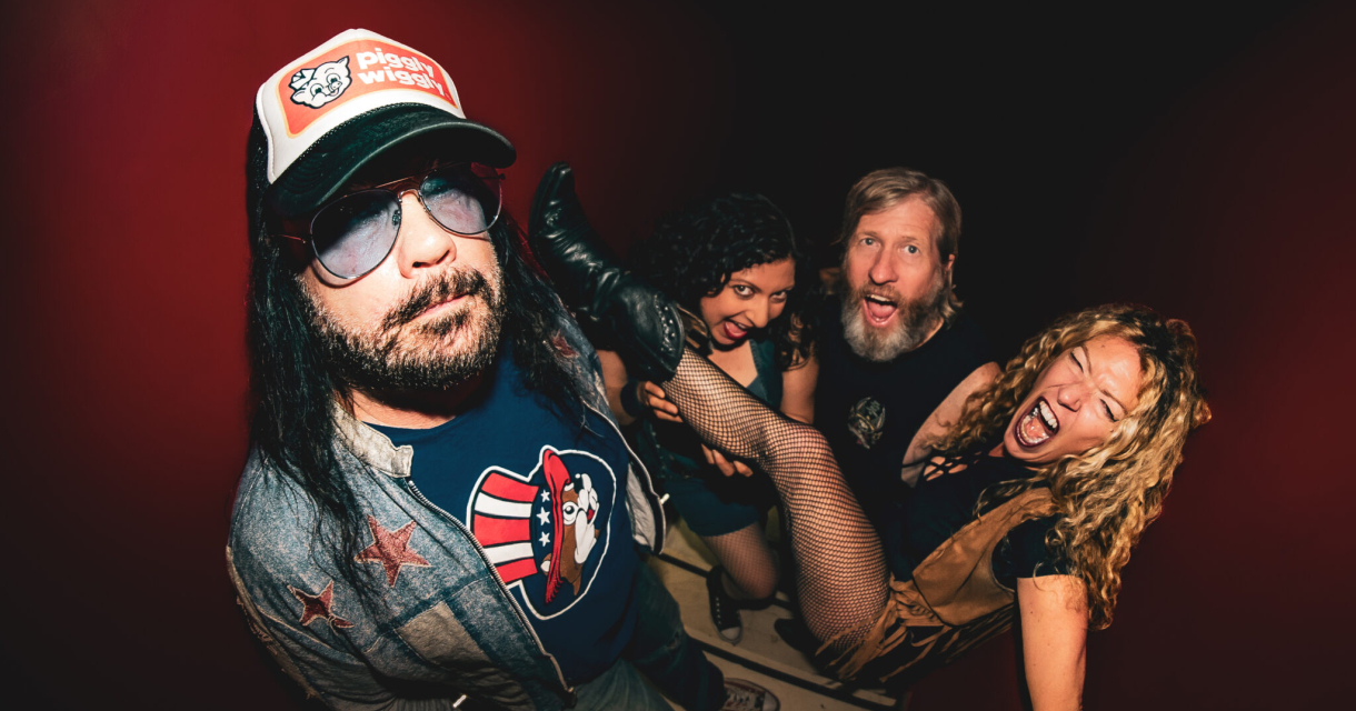 De band Nashville Pussy straalt pure rock-'n-roll-chaos uit met een brutale attitude: zonnebrillen, visnetpanty’s, opengesperde monden en een opgestoken been zetten de toon voor een wilde, energieke show vol rauwe vibe en rebels plezier. De band Nashville Pussy straalt pure rock-'n-roll-chaos uit met een brutale attitude: zonnebrillen, visnetpanty’s, opengesperde monden en een opgestoken been zetten de toon voor een wilde, energieke show vol rauwe vibe en rebels plezier.