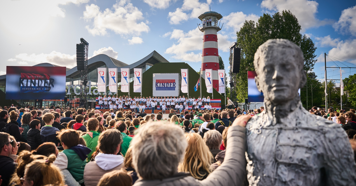 Drukbezochte Kinderherdenking bij Madurodam (c) Phil Nijhuis