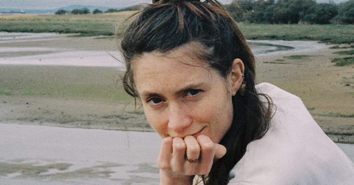 Zangeres Rachel Sermanni in een dromerig beeld met duinen achtergrond met groene vlakte. Zangeres Rachel Sermanni in een dromerig beeld met duinen achtergrond met groene vlakte.