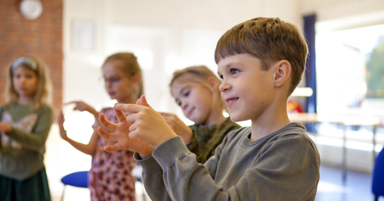 Kinderen doen mee aan een vrolijke groepsactiviteit Kinderen doen mee aan een vrolijke groepsactiviteit