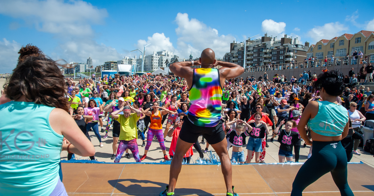 Mensen die een Zumba-workout doen op de boulevard van Scheveningen