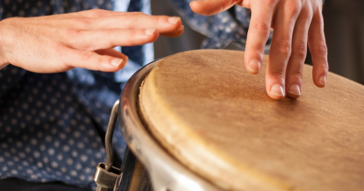 Handen spelen ritmisch op een conga-trommel Handen spelen ritmisch op een conga-trommel