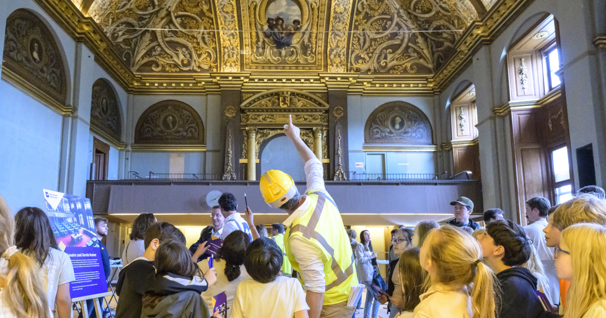 Kinderen krijgen rondleiding in monumentale zaal Kinderen krijgen rondleiding in monumentale zaal