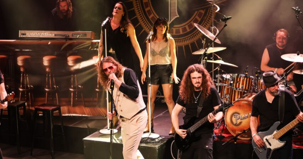 Band Plan Nine staat live op het podium Band Plan Nine staat live op het podium