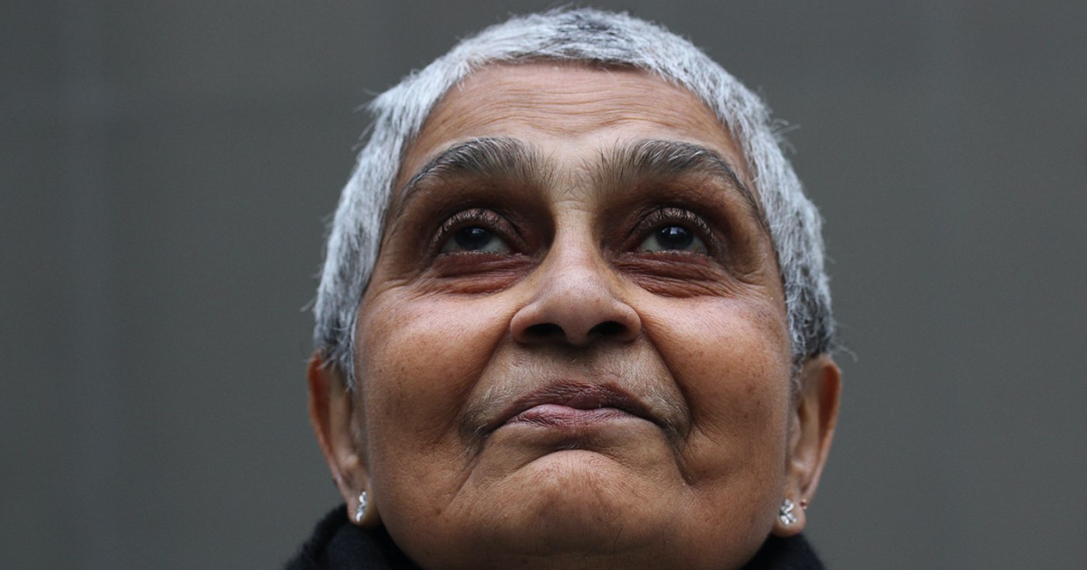 Gayatri Chakravorty Spivak kijkt omhoog met rustige blik Gayatri Chakravorty Spivak kijkt omhoog met rustige blik