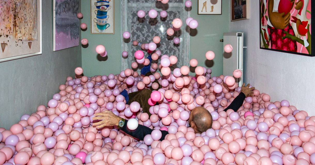 Volwassenen in kamer vol roze ballen Volwassenen in kamer vol roze ballen