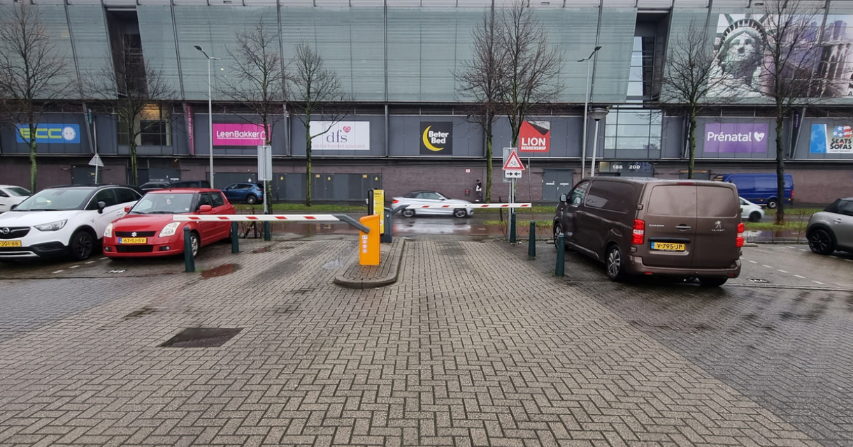 Ingang van parkeerplaats ParkBee Waldorpstraat (c) ParkBee 