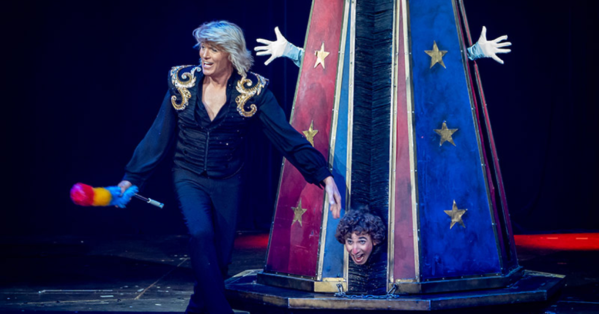 Hans Klok voert magische illusie-act op Hans Klok voert magische illusie-act op