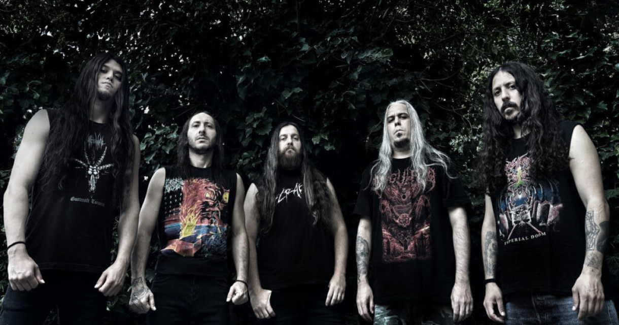 Bandfoto van Diabolizer met bandleden op een rij met zwarte shirts aan. Bandfoto van Diabolizer met bandleden op een rij met zwarte shirts aan.