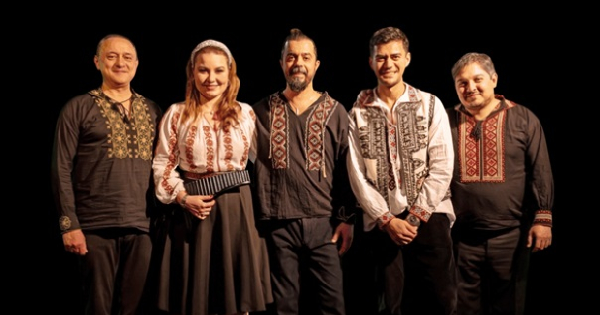 Foto van Roemeense band in Balkan klederdracht.