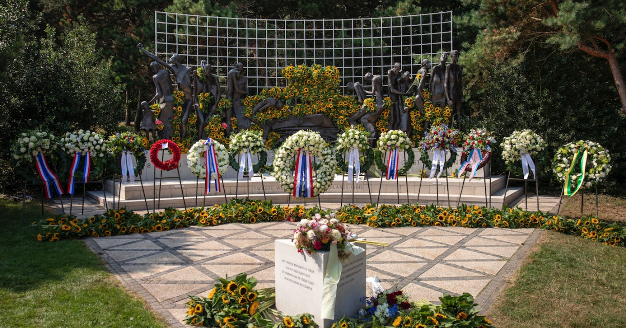 Indisch Monument met kransen en zonnebloemen